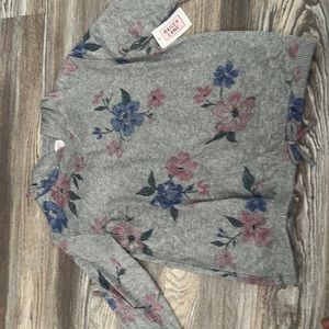 Super soft Bailey Lane lightweight sweater, cute floral pattern. Never been worn